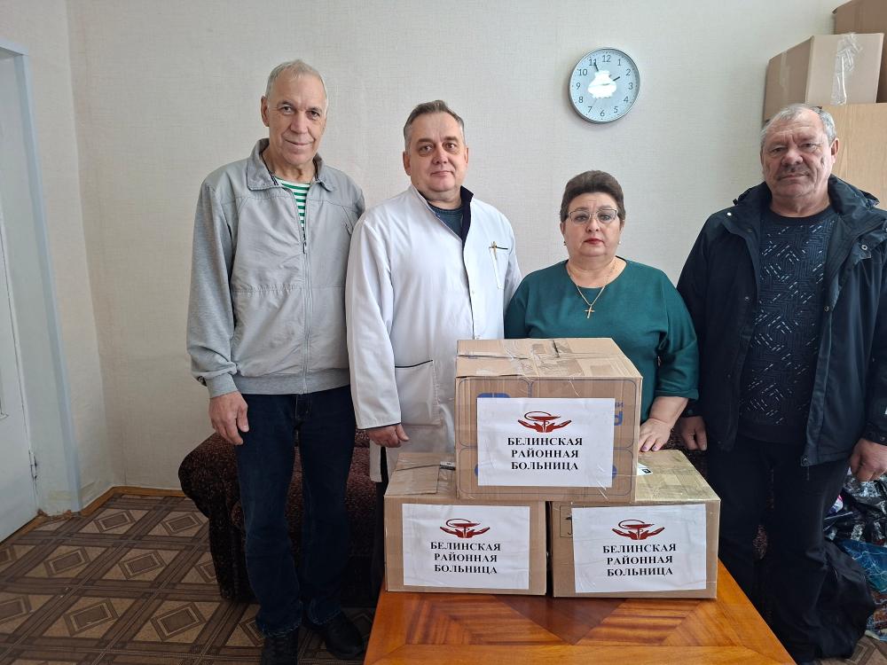 Медицинские работники отправляют очередной гуманитарный груз.